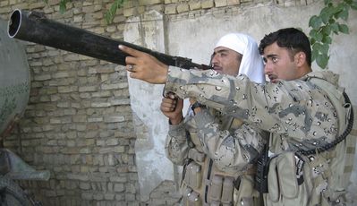 Dos soldats afganesos es preparen per atacar a un grup d'insurgents / EFE