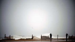 Dues persones de peu prop del passeig marítim de Ocean City, Maryland/ AFP/ Jim Watson