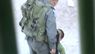Un policia israelià agradeix un nen palestí a Hebron