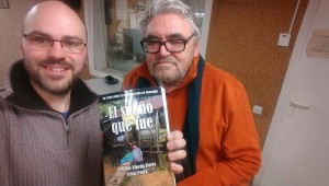 Pau Navarro i Josep Mª Pijuan amb un exemplar de "El sueño que fue"