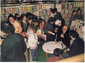 Fotografia d'en Pere Calders signant llibres a la llibreria Robafaves de Mataró