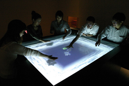 Un grupo de usuarios en la Instalaci&oacute;n A-Volve.&copy; Christa Sommerer and Laurent Mignonneau. Utilizada con permiso