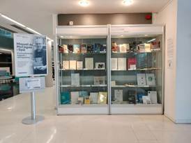 Fotografia panoràmica de l’exposició “Miquel de Moragas i Spà. Comunicació, esport i olimpisme”, a les vitrines de la planta baixa de la Biblioteca de Comunicació i Hemeroteca General (UAB).