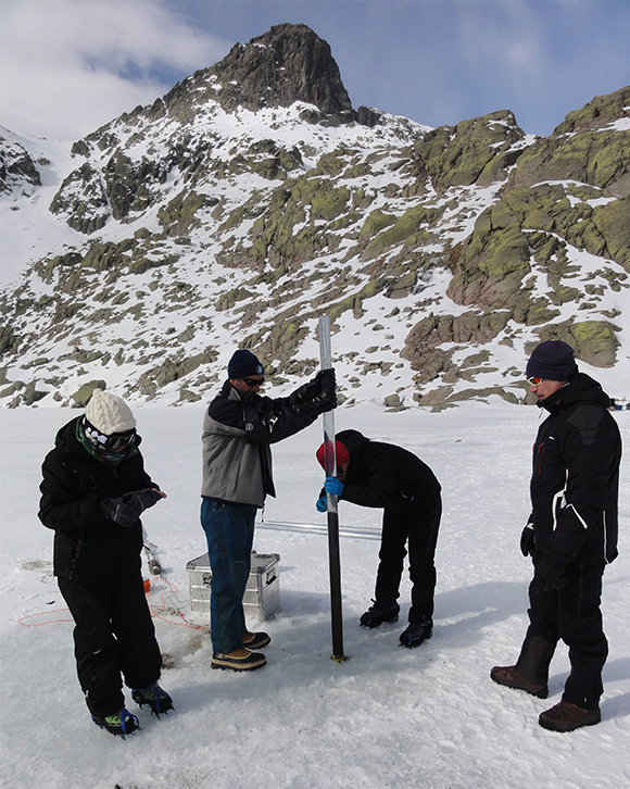 El equipo de investigadores recoge las muestras de sedimento en la Sierra de Gredos.