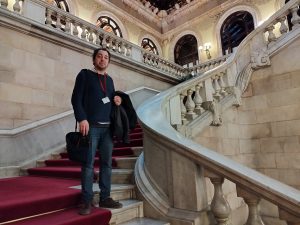 Jofre Carnicer en las escaleras del Parlament de Catalunya. Foto: CREAF.