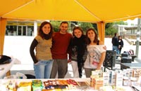 4 voluntaris en una parada de la Fira d'Entitats de la UAB