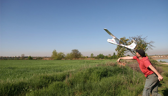 L'investigador del CTFC, Francesc Sardà, en el moment de llançar el dron. Autor: Gerard Bota (CC BY 2.0)
