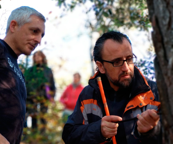 Amb l'ajuda d'una barrina el director de l'Escola Peramàs (dreta) i en José Luís (esquerra) treuen un testimoni de l'escorça d'un arbre. 