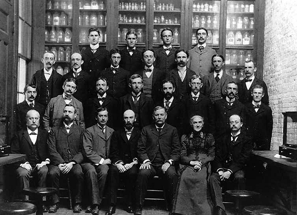 Membres del departament de química del MIT l'any 1860. A la cantonada dreta podem trobar l'Ellen Swallow. Credit: Atellini.