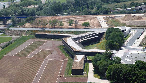 Centro de desarrollo tecnológico en Logroño (España). Ejemplo de integración del edificio con zonas agrícolas en el paisaje de alrededor. Crédito: Arquitectura Agronomia. 