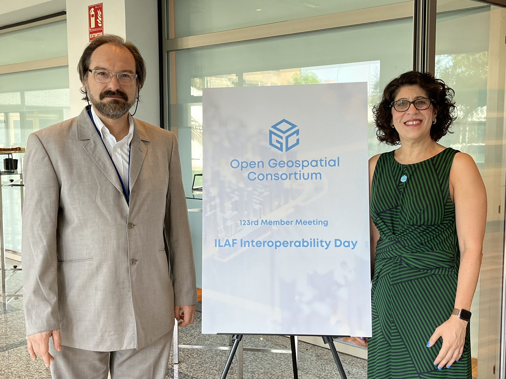 CREAF and GRUMETS-UAB researcher Joan Masó, with Nadine Alameh, CEO of the Open Geospatial Consortium (OGC).