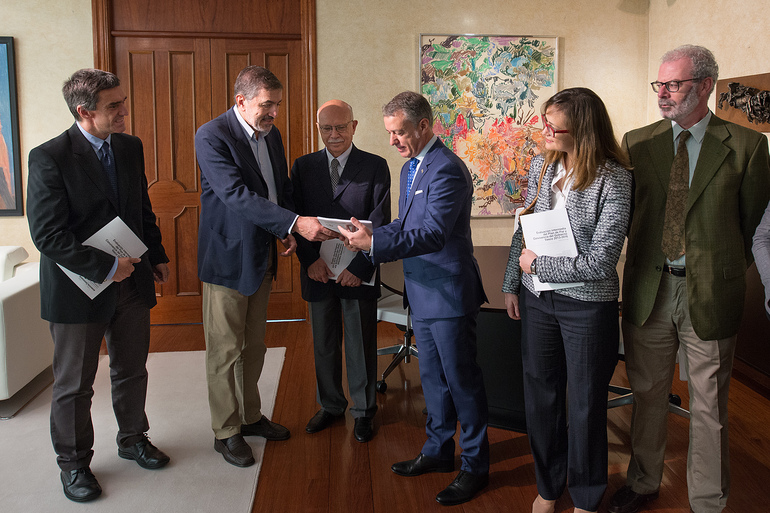 El IECAH entrega al Lehendakari y presenta en Vitoria la evaluación intermedia del Plan de Paz del Gobierno Vasco.