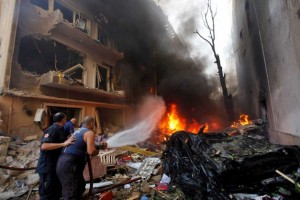 Bomberos apagan el fuego producido por la explosión delcoche bomba que xplotó en Beirut el 19 de Octubre 2012. (AP Photo/Hussein Malla)