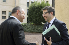 Andreu Joan Martínez (dreta) saluda l'alcalde de les Franqueses del Vallès   
