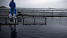 Un home observa les ones des de Battery Park durant l'arribada de l'huracà Sandy/ GETTY IMAGES/ Andrew Burton
