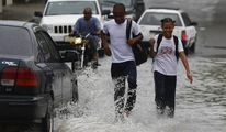 Dos nens pateixen les conseqüències de l'huracà Sandy després del seu pas a Jamaica. EFE
