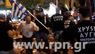 Membres d'Alba Daurada, l'extrema dreta grega, destrueixen parades d'immigrants