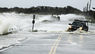 Una camioneta intenta avançar per una carretera coberta d'aigua a causa de l'huracà Sandy a Southampton, Nova York/ REUTERS/ Lucas Jackson