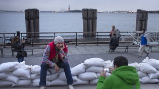 Turistes al Baix Manhattan, sobre els sacs de sorra. ANDRES TALIF /REUTERS