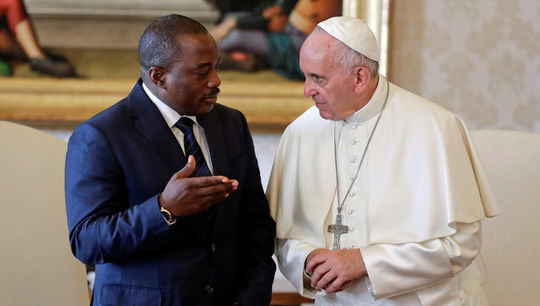 El president congolès, Joseph Kabila, denunciat per abusos democràtics, xerra amb el papa Francesc que l'ha rebut aquest dilluns al Vaticà. / ANDREW MEDICHINI / REUTERS