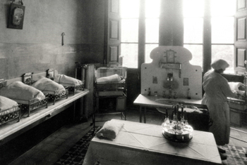Maternitat. Sala d'incubadores, 1910-1920. Arxiu General de la Diputaci&oacute; de Barcelona (AGDB)