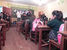 Voluntarios de las Naciones Unidas impartiendo un taller sobre consumo responsable en el centro educativo Jorge Oblitas (Oruro). (Foto: Programa VNU, 2012).