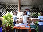 Cristel López (en el centro), Voluntaria de Naciones Unidas, en un puesto de información repartiendo la Ley del Voluntariado de Nicaragua. (Foto: Ofelia Fernández, programa VNU 2012).
