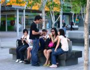 Joves asseguts a un banc de Leonard John Matthews (Flickr)