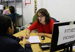 Estudiants de la UAB fan voluntariat a la PAH