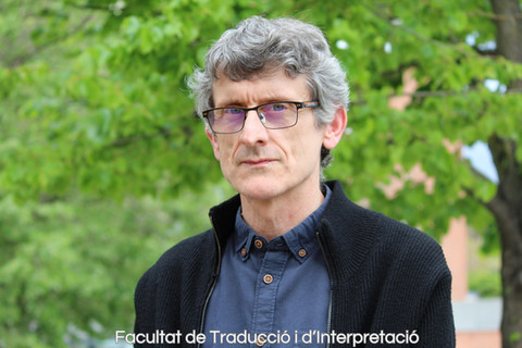 Albert Branchadell és professor agregat del Departament de Filologia Catalana.  També és membre del Comitè d'Experts de la Carta Europea de Llengües Regionals o Minoritàries del Consell d'Europa