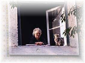 Imatge de dona gran mirant per la finestra