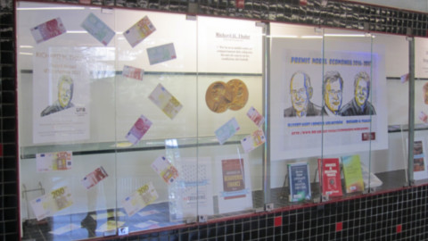 Exposici� sobre els Nobels d'Economia 2017 i 2016