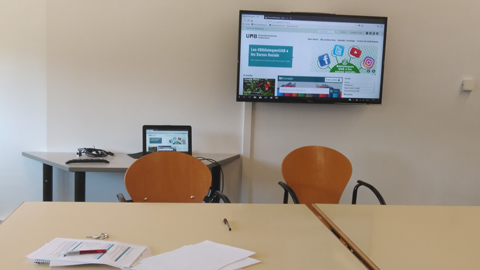 Aula L/104 amb pantalla per presentacions