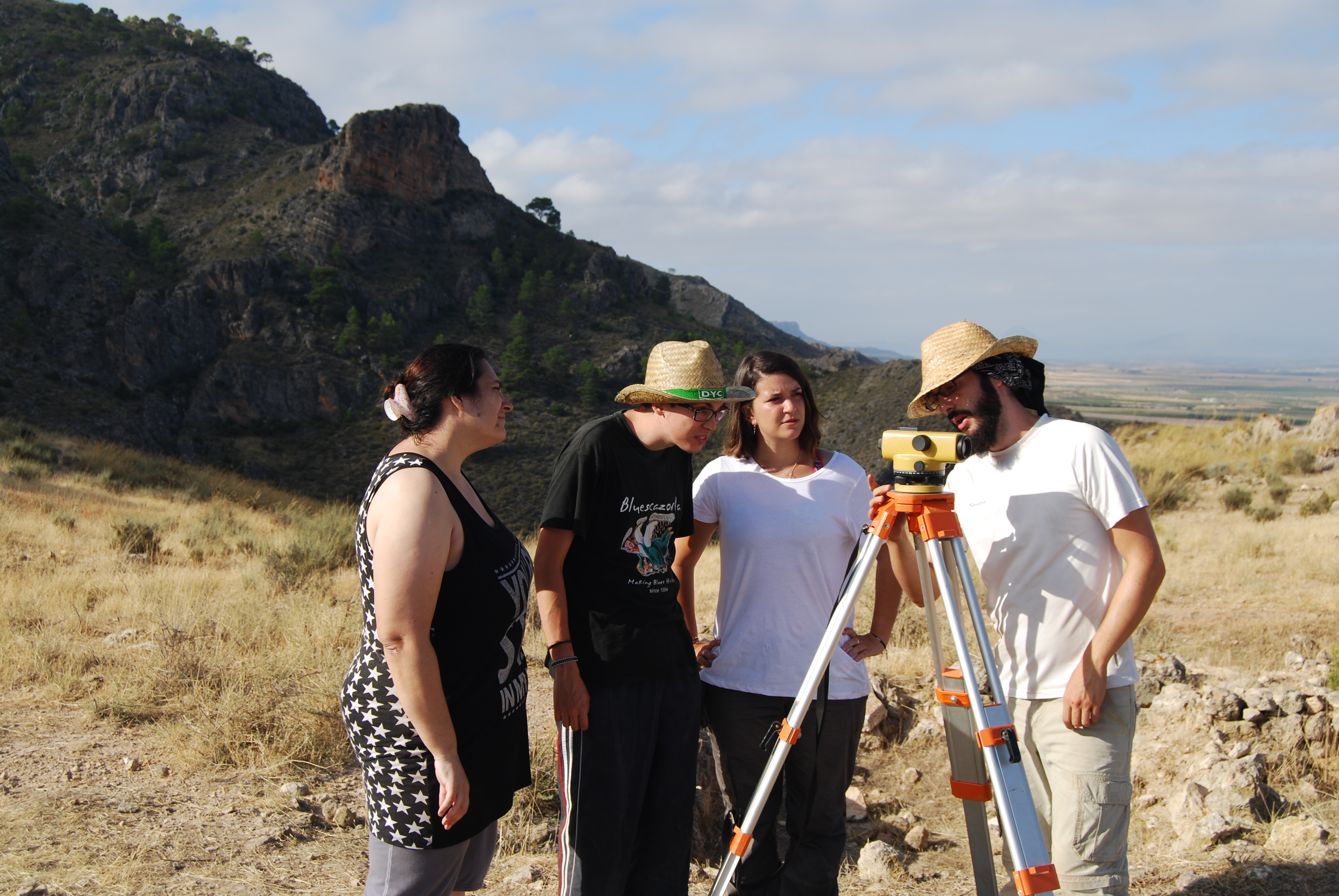 Alumnos aprendiendo técnicas de topografía aplicada a la arqueología. Autor: Proyecto Íberos Murcia.