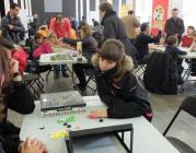 Gent jugant al 2n Festival DAU. Fotografia d'Eneida Iturbe