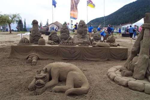 arena_010.jpg (24615 bytes)